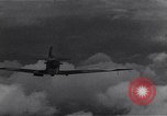Standbild RAF-Kampfflugzeuge greifen deutsche Bomberflugzeuge an England, Vereinigtes Königreich, 1940, aus Sekunde 52 historischem Filmmaterial Videoclip 65675041004