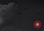 Standbild RAF-Kampfflugzeuge greifen deutsche Bomberflugzeuge an England, Vereinigtes Königreich, 1940, aus Sekunde 53 historischem Filmmaterial Videoclip 65675041004