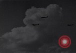 Standbild RAF-Kampfflugzeuge greifen deutsche Bomberflugzeuge an England, Vereinigtes Königreich, 1940, aus Sekunde 54 historischem Filmmaterial Videoclip 65675041004