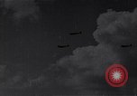 Standbild RAF-Kampfflugzeuge greifen deutsche Bomberflugzeuge an England, Vereinigtes Königreich, 1940, aus Sekunde 55 historischem Filmmaterial Videoclip 65675041004