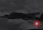 Standbild RAF-Kampfflugzeuge greifen deutsche Bomberflugzeuge an England, Vereinigtes Königreich, 1940, aus Sekunde 56 historischem Filmmaterial Videoclip 65675041004