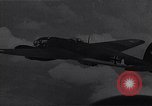 Standbild RAF-Kampfflugzeuge greifen deutsche Bomberflugzeuge an England, Vereinigtes Königreich, 1940, aus Sekunde 57 historischem Filmmaterial Videoclip 65675041004