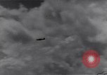 Standbild RAF-Kampfflugzeuge greifen deutsche Bomberflugzeuge an England, Vereinigtes Königreich, 1940, aus Sekunde 58 historischem Filmmaterial Videoclip 65675041004