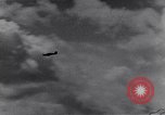 Standbild RAF-Kampfflugzeuge greifen deutsche Bomberflugzeuge an England, Vereinigtes Königreich, 1940, aus Sekunde 59 historischem Filmmaterial Videoclip 65675041004