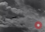 Standbild RAF-Kampfflugzeuge greifen deutsche Bomberflugzeuge an England, Vereinigtes Königreich, 1940, aus Sekunde 60 historischem Filmmaterial Videoclip 65675041004
