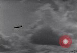 Standbild RAF-Kampfflugzeuge greifen deutsche Bomberflugzeuge an England, Vereinigtes Königreich, 1940, aus Sekunde 61 historischem Filmmaterial Videoclip 65675041004
