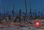 Standbild tote japanische Soldaten Eniwetok Atoll Marshall Inseln, 1944, aus Sekunde 10 historischem Filmmaterial Videoclip 65675041028