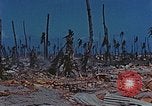 Standbild tote japanische Soldaten Eniwetok Atoll Marshall Inseln, 1944, aus Sekunde 11 historischem Filmmaterial Videoclip 65675041028