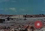 Standbild tote japanische Soldaten Eniwetok Atoll Marshall Inseln, 1944, aus Sekunde 12 historischem Filmmaterial Videoclip 65675041028