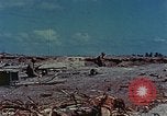 Standbild tote japanische Soldaten Eniwetok Atoll Marshall Inseln, 1944, aus Sekunde 13 historischem Filmmaterial Videoclip 65675041028