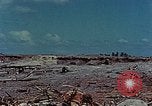 Standbild tote japanische Soldaten Eniwetok Atoll Marshall Inseln, 1944, aus Sekunde 17 historischem Filmmaterial Videoclip 65675041028