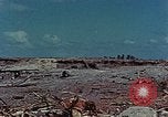 Standbild tote japanische Soldaten Eniwetok Atoll Marshall Inseln, 1944, aus Sekunde 18 historischem Filmmaterial Videoclip 65675041028