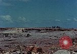 Standbild tote japanische Soldaten Eniwetok Atoll Marshall Inseln, 1944, aus Sekunde 19 historischem Filmmaterial Videoclip 65675041028