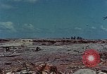 Standbild tote japanische Soldaten Eniwetok Atoll Marshall Inseln, 1944, aus Sekunde 22 historischem Filmmaterial Videoclip 65675041028