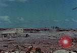 Standbild tote japanische Soldaten Eniwetok Atoll Marshall Inseln, 1944, aus Sekunde 23 historischem Filmmaterial Videoclip 65675041028