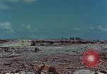Standbild tote japanische Soldaten Eniwetok Atoll Marshall Inseln, 1944, aus Sekunde 26 historischem Filmmaterial Videoclip 65675041028