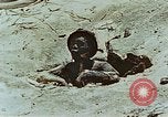 Standbild tote japanische Soldaten Eniwetok Atoll Marshall Inseln, 1944, aus Sekunde 37 historischem Filmmaterial Videoclip 65675041028