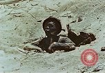 Standbild tote japanische Soldaten Eniwetok Atoll Marshall Inseln, 1944, aus Sekunde 39 historischem Filmmaterial Videoclip 65675041028