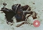 Standbild tote japanische Soldaten Eniwetok Atoll Marshall Inseln, 1944, aus Sekunde 41 historischem Filmmaterial Videoclip 65675041028