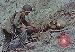 Standbild tote japanische Soldaten Eniwetok Atoll Marshall Inseln, 1944, aus Sekunde 52 historischem Filmmaterial Videoclip 65675041028