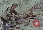 Standbild tote japanische Soldaten Eniwetok Atoll Marshall Inseln, 1944, aus Sekunde 54 historischem Filmmaterial Videoclip 65675041028