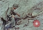 Standbild tote japanische Soldaten Eniwetok Atoll Marshall Inseln, 1944, aus Sekunde 56 historischem Filmmaterial Videoclip 65675041028