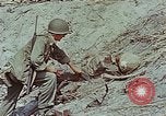 Standbild tote japanische Soldaten Eniwetok Atoll Marshall Inseln, 1944, aus Sekunde 59 historischem Filmmaterial Videoclip 65675041028