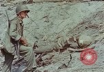 Standbild tote japanische Soldaten Eniwetok Atoll Marshall Inseln, 1944, aus Sekunde 60 historischem Filmmaterial Videoclip 65675041028