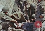Standbild Enewetak Schlacht toten japanischen Soldaten Eniwetok Atoll Marshall Inseln, 1944, aus Sekunde 15 historischem Filmmaterial Videoclip 65675041029