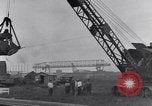 Image Steam Shovel Dearborn Michigan USA, 1931, de la seconde 14 séquences d'archives historiques vidéo 65675041041