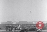 Standbild Charles Lindbergh Ansprüche Orteig-preis für Brooklyn New York City USA, 1927, aus Sekunde 17 historischem Filmmaterial Videoclip 65675041074
