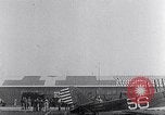 Standbild Charles Lindbergh Ansprüche Orteig-preis für Brooklyn New York City USA, 1927, aus Sekunde 22 historischem Filmmaterial Videoclip 65675041074