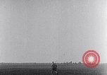 Standbild Charles Lindbergh Ansprüche Orteig-preis für Brooklyn New York City USA, 1927, aus Sekunde 25 historischem Filmmaterial Videoclip 65675041074