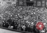 Standbild Charles Lindbergh Atlantikflug Paris Frankreich, 1927, aus Sekunde 41 historischem Filmmaterial Videoclip 65675041076