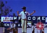Standbild Bob Hope Bien Hoa in Vietnam, 1965, aus Sekunde 26 historischem Filmmaterial Videoclip 65675041108