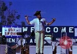 Standbild Bob Hope Bien Hoa in Vietnam, 1965, aus Sekunde 27 historischem Filmmaterial Videoclip 65675041108