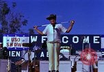 Standbild Bob Hope Bien Hoa in Vietnam, 1965, aus Sekunde 28 historischem Filmmaterial Videoclip 65675041108