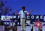 Standbild Bob Hope Bien Hoa in Vietnam, 1965, aus Sekunde 29 historischem Filmmaterial Videoclip 65675041108