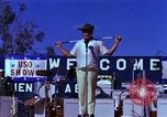 Standbild Bob Hope Bien Hoa in Vietnam, 1965, aus Sekunde 30 historischem Filmmaterial Videoclip 65675041108