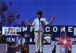 Standbild Bob Hope Bien Hoa in Vietnam, 1965, aus Sekunde 31 historischem Filmmaterial Videoclip 65675041108