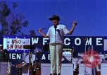 Standbild Bob Hope Bien Hoa in Vietnam, 1965, aus Sekunde 33 historischem Filmmaterial Videoclip 65675041108