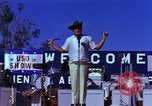 Standbild Bob Hope Bien Hoa in Vietnam, 1965, aus Sekunde 34 historischem Filmmaterial Videoclip 65675041108