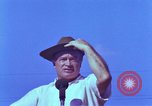 Standbild Bob Hope Bien Hoa in Vietnam, 1965, aus Sekunde 47 historischem Filmmaterial Videoclip 65675041108