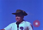 Standbild Bob Hope Bien Hoa in Vietnam, 1965, aus Sekunde 48 historischem Filmmaterial Videoclip 65675041108
