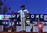 Standbild Bob Hope Bien Hoa in Vietnam, 1965, aus Sekunde 55 historischem Filmmaterial Videoclip 65675041108