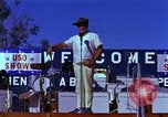 Standbild Bob Hope Bien Hoa in Vietnam, 1965, aus Sekunde 59 historischem Filmmaterial Videoclip 65675041108