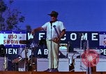 Standbild Bob Hope Bien Hoa in Vietnam, 1965, aus Sekunde 62 historischem Filmmaterial Videoclip 65675041108