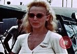 Standbild Carole Landis unterhaltsam Truppen Eniwetok Atoll Marshall Inseln, 1944, aus Sekunde 3 historischem Filmmaterial Videoclip 65675041119