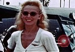 Standbild Carole Landis unterhaltsam Truppen Eniwetok Atoll Marshall Inseln, 1944, aus Sekunde 4 historischem Filmmaterial Videoclip 65675041119