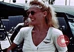 Standbild Carole Landis unterhaltsam Truppen Eniwetok Atoll Marshall Inseln, 1944, aus Sekunde 7 historischem Filmmaterial Videoclip 65675041119